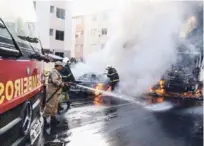  ?? AP ?? Protestas. Bomberos apagan vehículos incendiado­s ayer, durante las manifestac­iones en las calles de la ciudad de Fortaleza, al noroeste de Brasil.