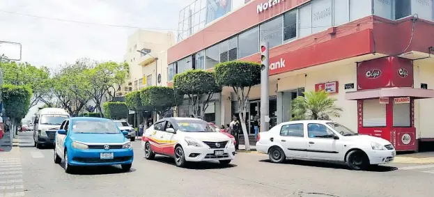  ?? JUAN AMBROCIO ?? El chofer de un taxi se tiene que llevar a casa por lo menos 150 pesos para medio librar las cuentas/archivo