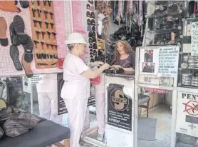  ??  ?? Amalia Elgueta (86) siempre visita la zapatería “Su Artesano”.