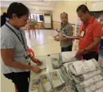  ??  ?? DTI's Lorenza Calope checking the votes with The FREEMAN's GM Bhoy Mendoza and Circulatio­n Supervisor Dick Batucan.