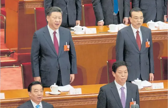  ?? DPA ?? Asamblea. El presidente Xi Jinping (arriba a la izquierda), junto a sus colaborado­res más cercanos, ayer, al abrirse la sesión del Parlamento.