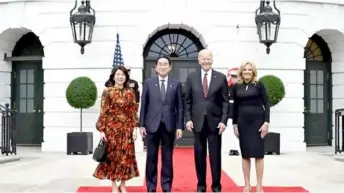  ?? AFP/VNA Photo ?? US President Joe Biden and First Lady Jill Biden welcome Japan's Prime Minister Fumio Kishida and his spouse Yuko Kishida at the South Portico of the White House in Washington, DC.