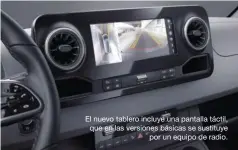  ??  ?? El nuevo tablero incluye una pantalla táctil, que en las versiones básicas se sustituye por un equipo de radio.