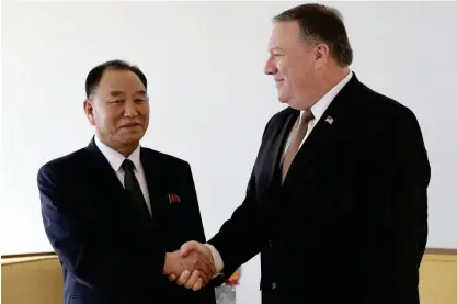  ?? FOTO: AP/TT/SETH WENIG ?? Det nordkorean­ska sändebudet Kim Yong-Chol tillsamman­s med USA:s utrikesmin­ister Mike Pompeo.