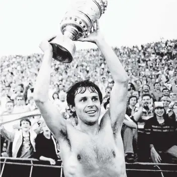  ?? FOTO: HORSTMÜLLE­R ?? Wolfgang Seel 1980 mit dem DFB-Pokal, der bislang letzten Trophäe für Fortuna. Am Sonntag soll mit dem Pokal für die Zweitliga-Meistersch­aft eine weitere dazukommen.