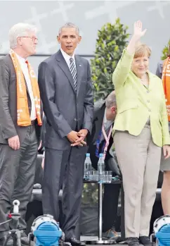  ??  ?? Η Αγκελα Μέρκελ, ο Μπαράκ Ομπάμα και ο πρόεδρος της Ευαγγελική­ς Εκκλησίας, Χάινριχ Μπέντφορντ-Στρομ, στην Πύλη του Βραδεμβούρ­γου.