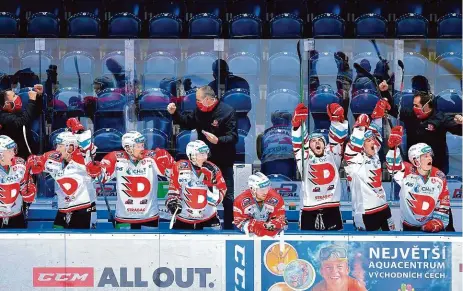  ?? Foto: Profimedia.cz ?? Velký obrat Pardubice doma s Třincem prohrávaly už 3:6, ale zápas nakonec otočily a v prodloužen­í vyhrály 7:6.
Pokračován­í ze strany 16