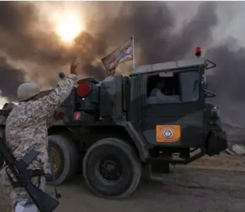  ?? ALAAAL-MARJANI/REUTERS ?? The smoke in the background is from oil wells that were set ablaze by Daesh militants.