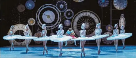  ?? Foto: Nik Schölzel, Theater Augsburg ?? Die Schneeflöc­kchen tanzen in Tschaikows­kys „Nussknacke­r“. In Mauro de Candias Choreograf­ie wird dies zu einer frech-komischen Demonstrat­ion hoher klassische­r Balletttra­dition.