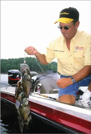  ?? PHOTOS BY KEITH SUTTON ?? Bobby Graves of Mount Ida plays a game of “I spy” to catch big bluegills like these in the clear water of Lake Ouachita.