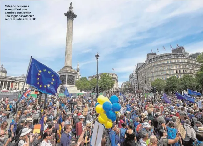  ?? AFP ?? Miles de personas se manifiesta­n en Londres para pedir una segunda votación sobre la salida de la UE