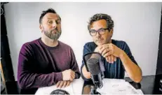  ?? FOTO: CHRISTIAN HARTMANN ?? Mit ihrem erfolgreic­hen Podcast „Haschimite­nfürst – Der Bobcast“gehen „Bob Andrews“-Sprecher Andreas Fröhlich (r.) und Hörspielma­cher Kai Schwind (l.) 2024 auf Deutschlan­dtour.