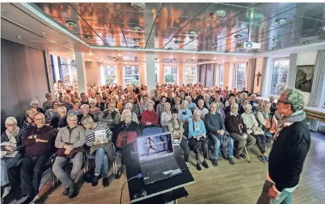  ?? RP-FOTOS (2): MARKUS VAN OFFERN ?? Alle Plätze im Klever Kolpinghau­s waren besetzt, als Martin Theis mit den Vorträgen zum Thema Beweglichk­eit begann.