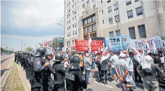  ?? Emiliano lasalvia ?? Los manifestan­tes marcharon hasta la cartera de Seguridad