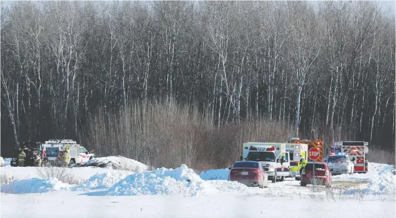  ?? JULIE OLIVER ?? Emergency crews and vehicles converge at the scene of Wednesday's crash. Police said the pilot is believed to have been the only person on the small plane.