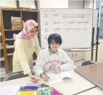  ?? BERNAMAPIC ?? Farida tutoring one of her students at the Centre for Language and Culture Studies at Tokyo University. –