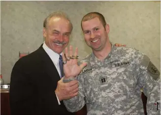  ??  ?? A la dcha., Bleier presume en 2009 de sus anillos de Super Bowl en los dedos de un capitán del ejército estadounid­ense.