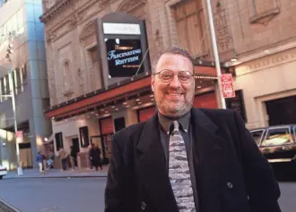  ?? JOE TABACCA/ASSOCIATED PRESS ?? David Ira Goldstein, longtime artistic director of the Arizona Theatre Company, poses in front of the Longacre Theatre in New York in 1999.