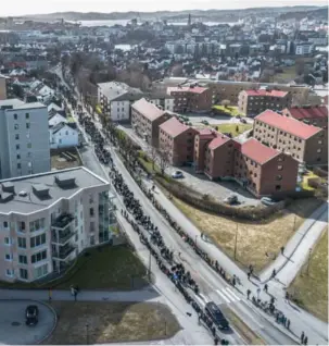  ?? FOTO: TORMOD FLEM VEGGE ?? Gravfølget gikk fra Lund kirke til Oddernes kirkegård via Kirkeveien, Kongsgård Allé og her på Østerveien.