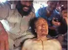  ??  ?? Dall’alto, Muammar Gheddafi con il giornalist­a Fausto Biloslavo nel marzo 2011. E il cadavere del leader libico, ucciso il 20 ottobre dello stesso anno.