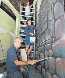  ?? FOTO: GERD MÄGERLE ?? Hermann Maier (von unten) arbeitet mit Uschi Sikezsdy und Karla Gehring am Bühnenbild für „Fidelio“in der Biberacher Stadthalle.