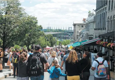  ?? PHOTO D’ARCHIVES ?? Par un beau vendredi de juillet 2017, les touristes étaient nombreux à envahir la place Jacques-Cartier.