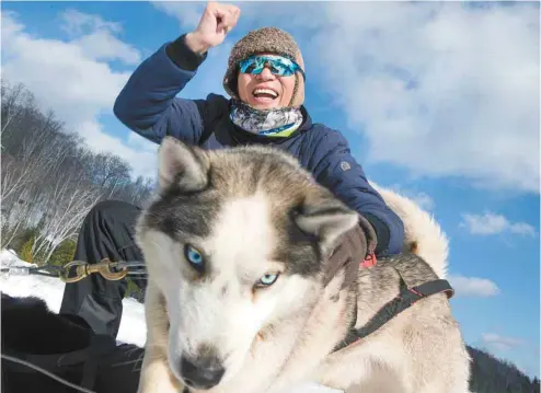  ?? JACQUES NADEAU LE DEVOIR ?? Autrefois concentrés à Montréal et à Québec dans des voyages de groupe, les touristes chinois, de plus en plus jeunes, sont davantage à la recherche de plein air.