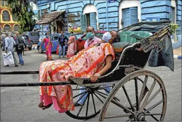  ?? Avishek Das SOPA Images/LightRocke­t ?? A COVID-19 PATIENT is transporte­d via rickshaw Thursday to Kolkata Medical College and Hospital. In the last four months alone, global oxygen needs have nearly tripled, mainly because of the crisis in India.