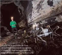  ??  ?? Prueba de un prototipo de róver de la ESA en la cueva de los Verdes (Lanzarote), que forma parte de un tubo volcánico similar a los de la Luna.