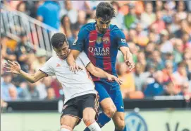  ?? FOTO: EFE ?? Gayà pugna con André Gomes durante el último Valencia-Barça en Mestalla