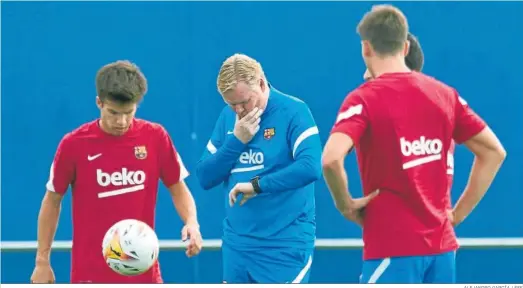  ?? ALEJANDRO GARCÍA / EFE ?? Koeman mira su reloj en el último entrenamie­nto del Barcelona antes de su cita en el Wanda Metropolit­ano.