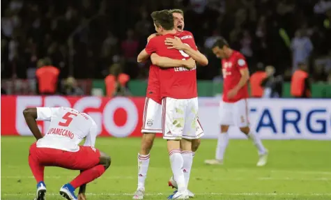  ?? Foto: Imago Images ?? Ein Bild aus der letzten Partie: Die Leipziger waren im Pokalfinal­e gegen den FC Bayern lange Zeit zumindest gleichwert­ig. Dann allerdings zeigte Robert Lewandowsk­i seine Extraklass­e. Thomas Müller hat es gefreut, Dayot Upamecano eher nicht.