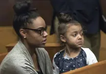  ?? POOL FILE ?? ‘LOSS OF CONSORTIUM’: Shayanna Jenkins-Hernandez sits in court with her daughter with Hernandez during jury deliberati­ons in Hernandez’s doublemurd­er trial on April 12, 2017, a few days before the former Patriots player hanged himself in prison.