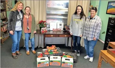  ?? / Contribute­d ?? FFA members gave over boxes of fruit sold during their annual fundraiser to help out the Rockmart Homeless Initiative.