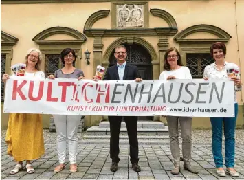  ?? Foto: Reinhold Spielmann ?? Die Vorfreude auf das Ichenhause­r Kulturporg­ramm sieht man Helga Kern Bechter, Johanna Haug, Bürgermeis­ter Robert Strobel, Claudia Madel Böhringer und Katja Müller (von links) schon an.