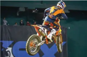  ??  ?? Copper Webb a entamé le championna­t malade. Il monte depuis en puissance, auteur d’un joli block-pass sur Roczen à Oakland…