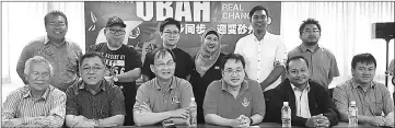  ??  ?? Chong (seated third right) flanked by Baru (third left) and Fidzuan (second right) with other PH committee members attend the press conference at DAP Sarawak headquarte­rs in Kuching.