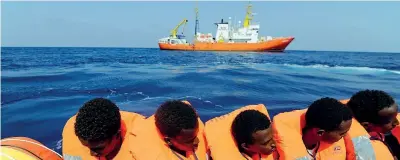  ?? (Reuters) ?? In mare Aquarius (sullo sfondo) e alcuni dei migranti soccorsi