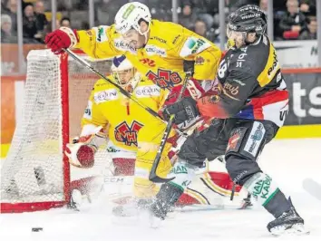  ?? KEYSTONE ?? Der EHC Biel hat den SC Bern im Griff und holt den Heimvortei­l auf seine Seite.