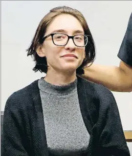  ?? JACK GUEZ / AFP ?? Lara Alqasem , ayer ante el tribunal de Tel Aviv que vio su causa