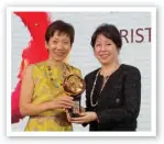  ??  ?? BIG HEARTS Philanthro­pist Rosy Ho (pictured right with Grace Fu, minister for Culture, Community and Youth) and her husband Christophe­r were honoured at the 2017 Patron of the Arts Awards