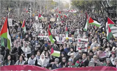  ?? Enric Fontcubert­a / Efe ?? Manifestac­iónen Barcelona bajo el lema ‘Frenemos el genocidio en Palestina’, el pasado 20 de enero.