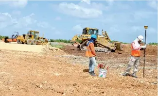  ?? FE ?? Deligne Ascención defendió la inversión en infraestru­cturas que hace el gobierno.