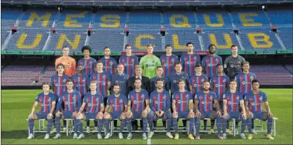  ?? ?? Foto oficial de la plantilla del Barcelona 2022-23 con Piqué en el centro de la imagen.