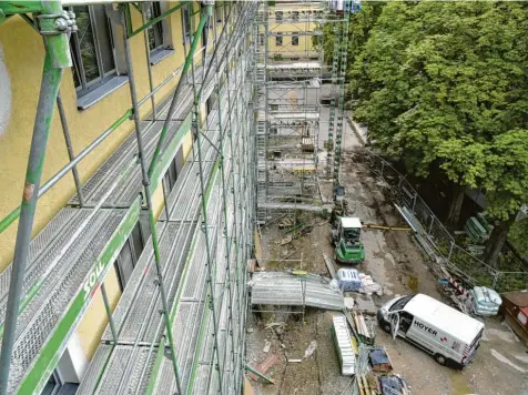  ?? Foto: Lara Schmidler (Archivbild) ?? Seit Anfang 2020 wird die Löweneck‰Schule in Oberhausen generalsan­iert. Die Arbeiten laufen noch bis mindestens 2024.