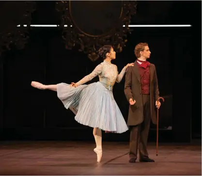  ?? FOTO: ROOSA OKSAHARJU ?? ■ Hanako Matsume och Lukas Jerkander som Jekyll och hans fästmö i Nationalba­lettens uppsättnin­g av klassikern Jekyll & Hyde.