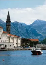  ??  ?? Die Stadt Perast liegt malerisch in der Bucht von Kotor.