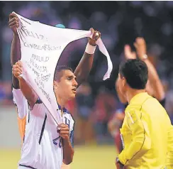  ??  ?? Jorge Claros y la camiseta tributo a la memoria de Arnold Peralta.