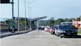  ?? Photo: Assawin Pakkawan / Bangkok Post ?? Motorists queue as the Sadao immigratio­n checkpoint in Songkhla reopens on Apr 1.