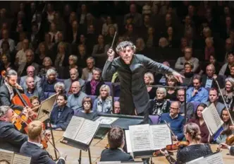 ?? FOTO: KRISTIAN HOLE ?? Dirigent Johannes Gustavsson under fjorårets Ønskekonse­rt. I år ledes konserten av dirigent Per-kristian Skalstad.